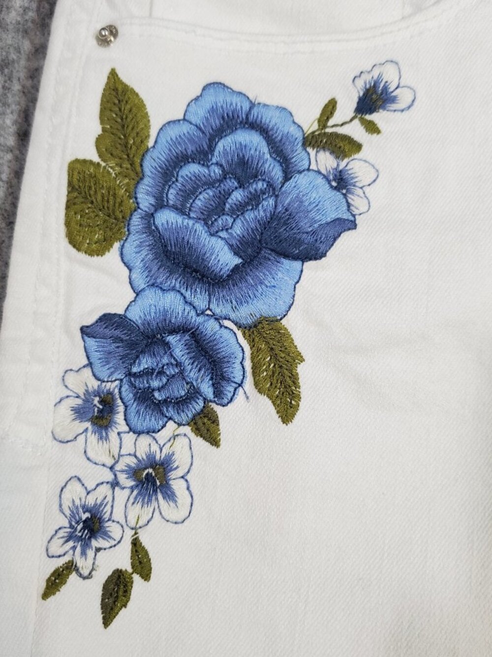 Kensie White Denim Shorts with Blue Embroidered Flowers Size 10 / 30 - Picture 10 of 10